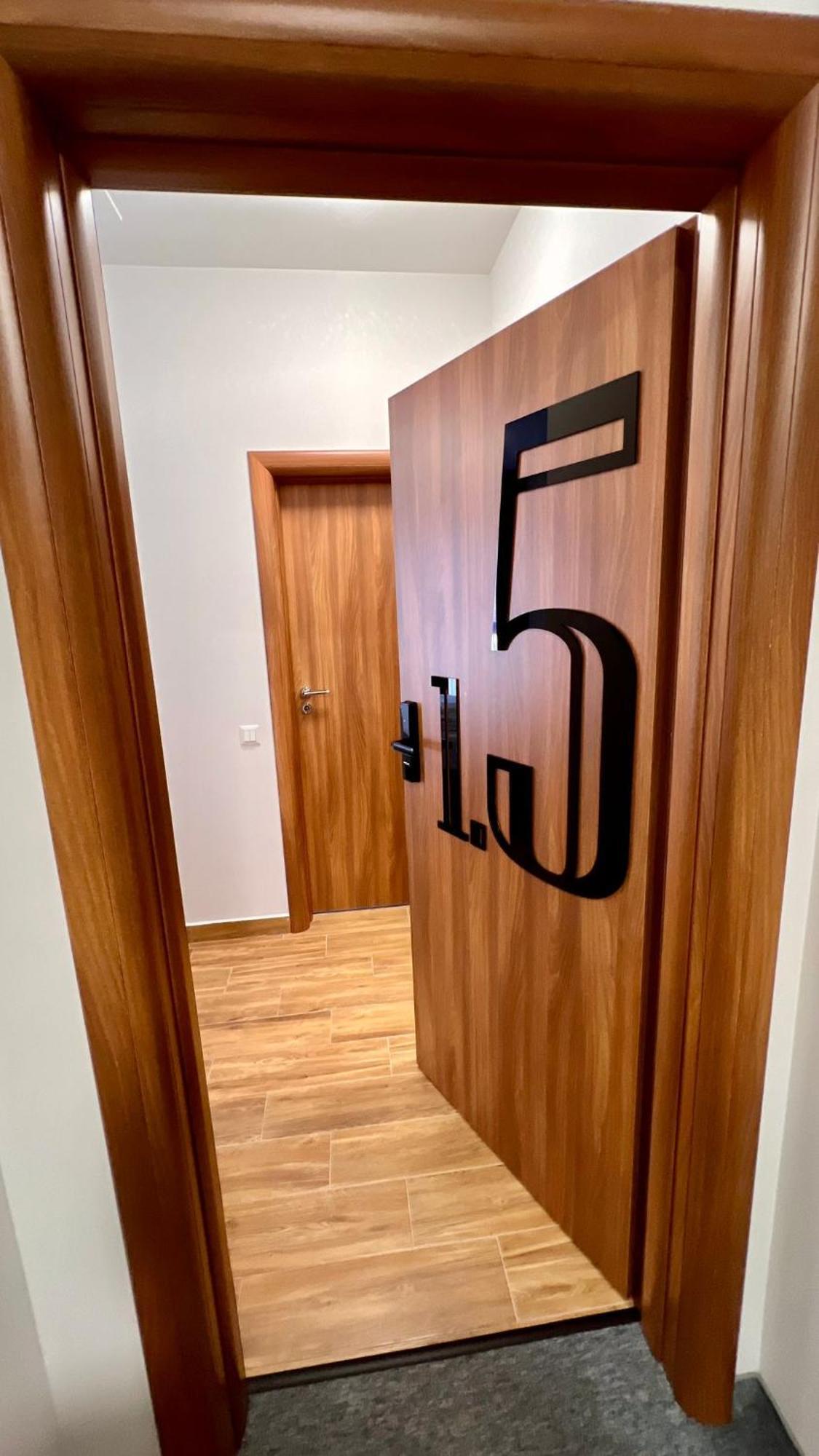 Hotel Fantazia Oradea - Self Check In & Out Екстер'єр фото