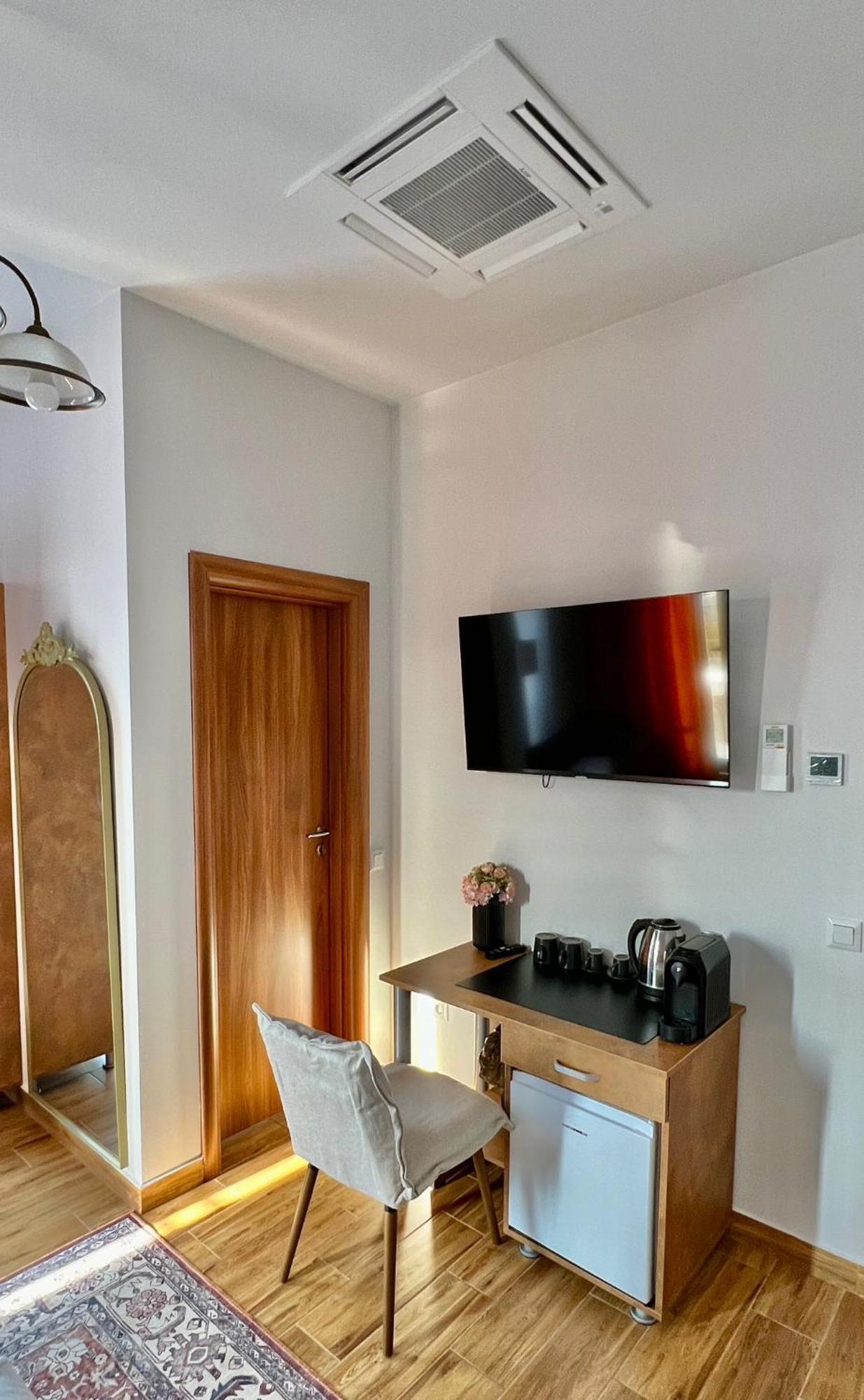 Hotel Fantazia Oradea - Self Check In & Out Екстер'єр фото