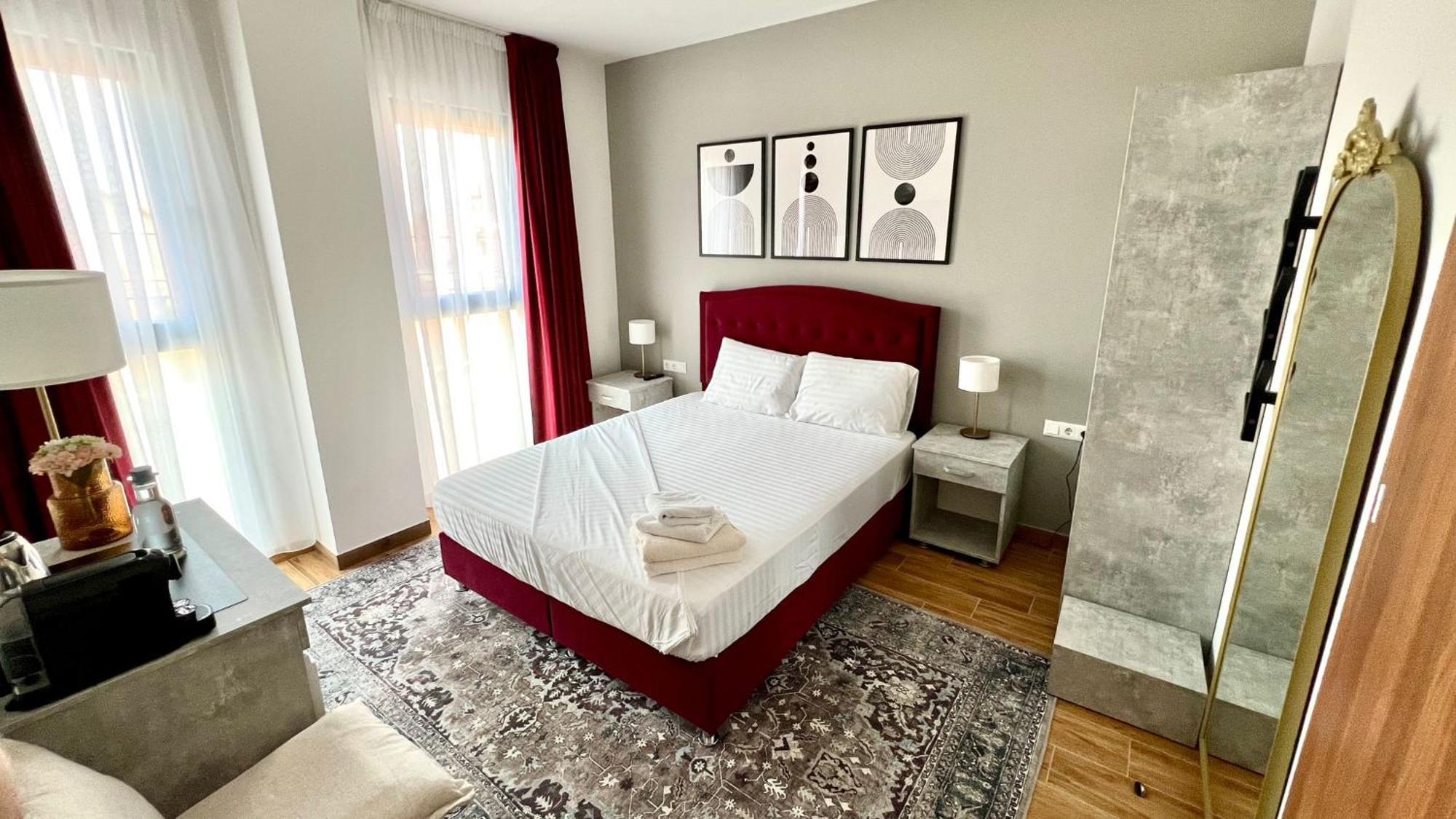 Hotel Fantazia Oradea - Self Check In & Out Екстер'єр фото
