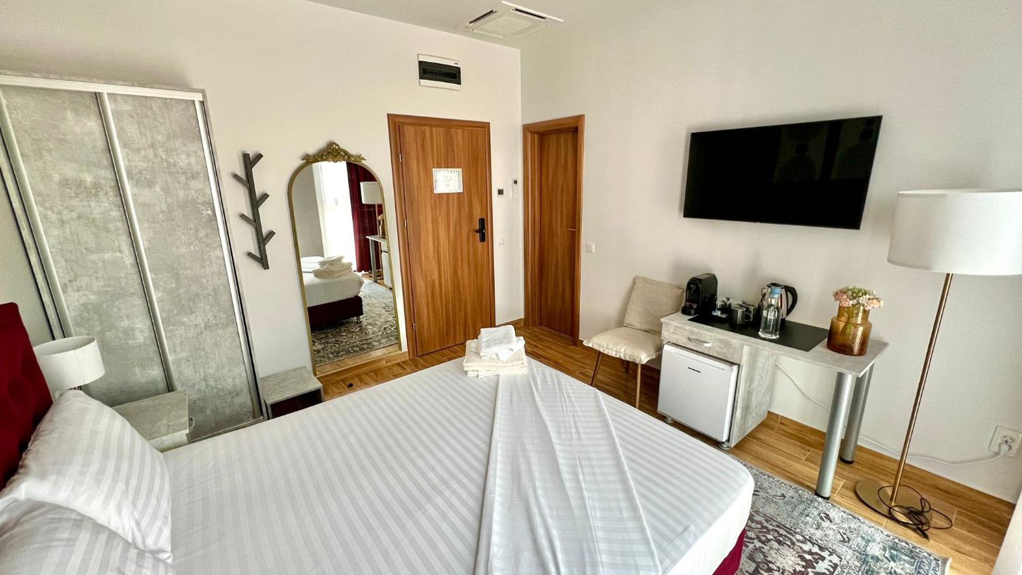 Hotel Fantazia Oradea - Self Check In & Out Екстер'єр фото