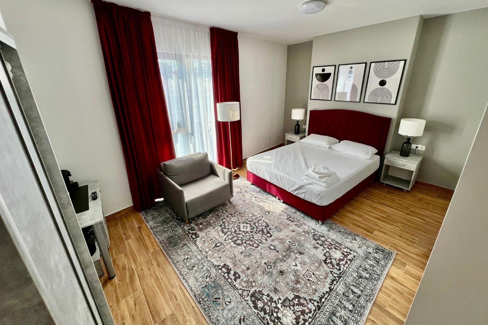 Hotel Fantazia Oradea - Self Check In & Out Екстер'єр фото