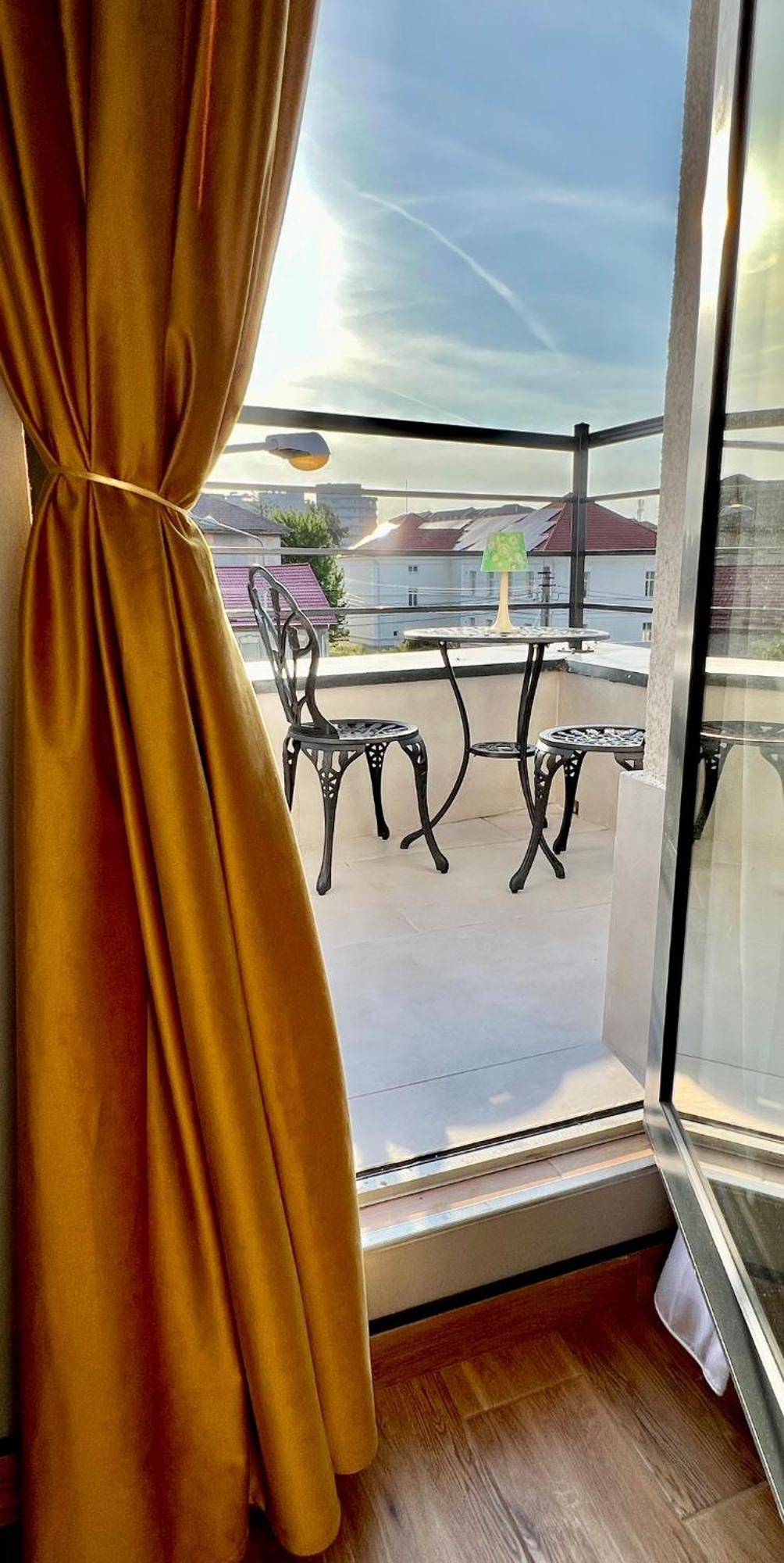 Hotel Fantazia Oradea - Self Check In & Out Екстер'єр фото